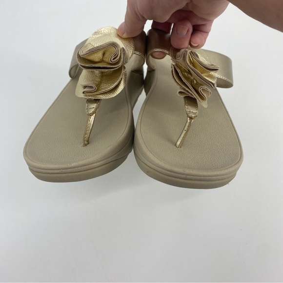 FitFlop Florrie Toe-Post Sandal in Pale Gold Size 8 - Picture 4 of 7